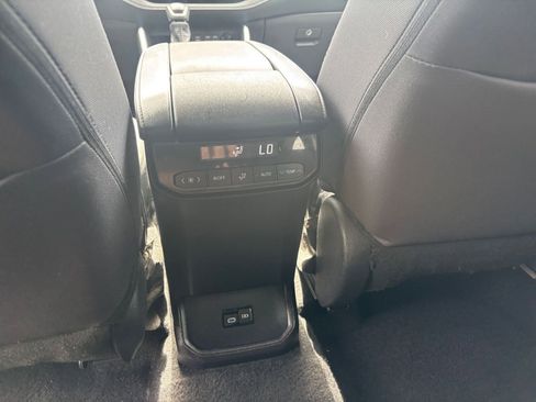 Used 2025 Toyota Highlander LE FWD image 25