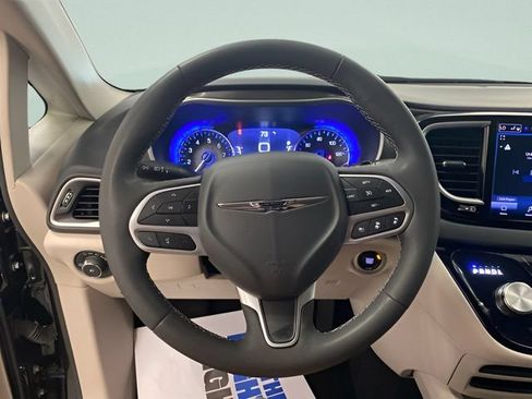 Used 2023 Chrysler Pacifica Touring-L FWD image 17