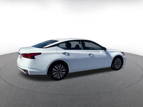 Used 2025 Nissan Altima 2.5 SV FWD image 15