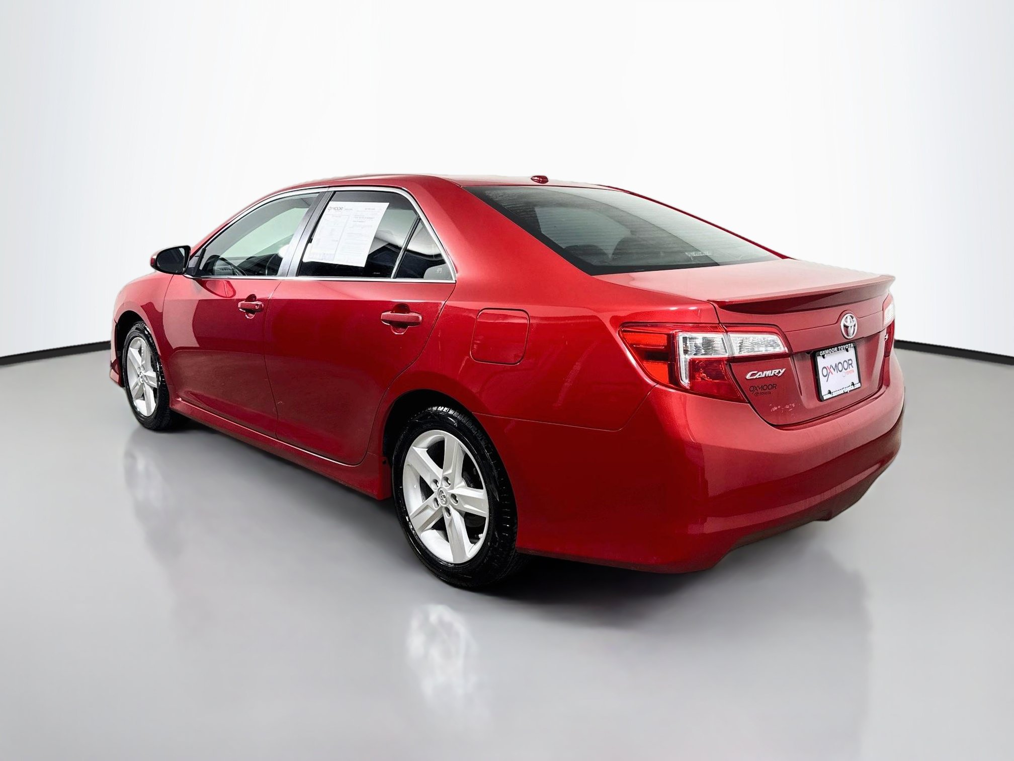 Used 2014 Toyota Camry SE w/ Leather Package FWD image 5