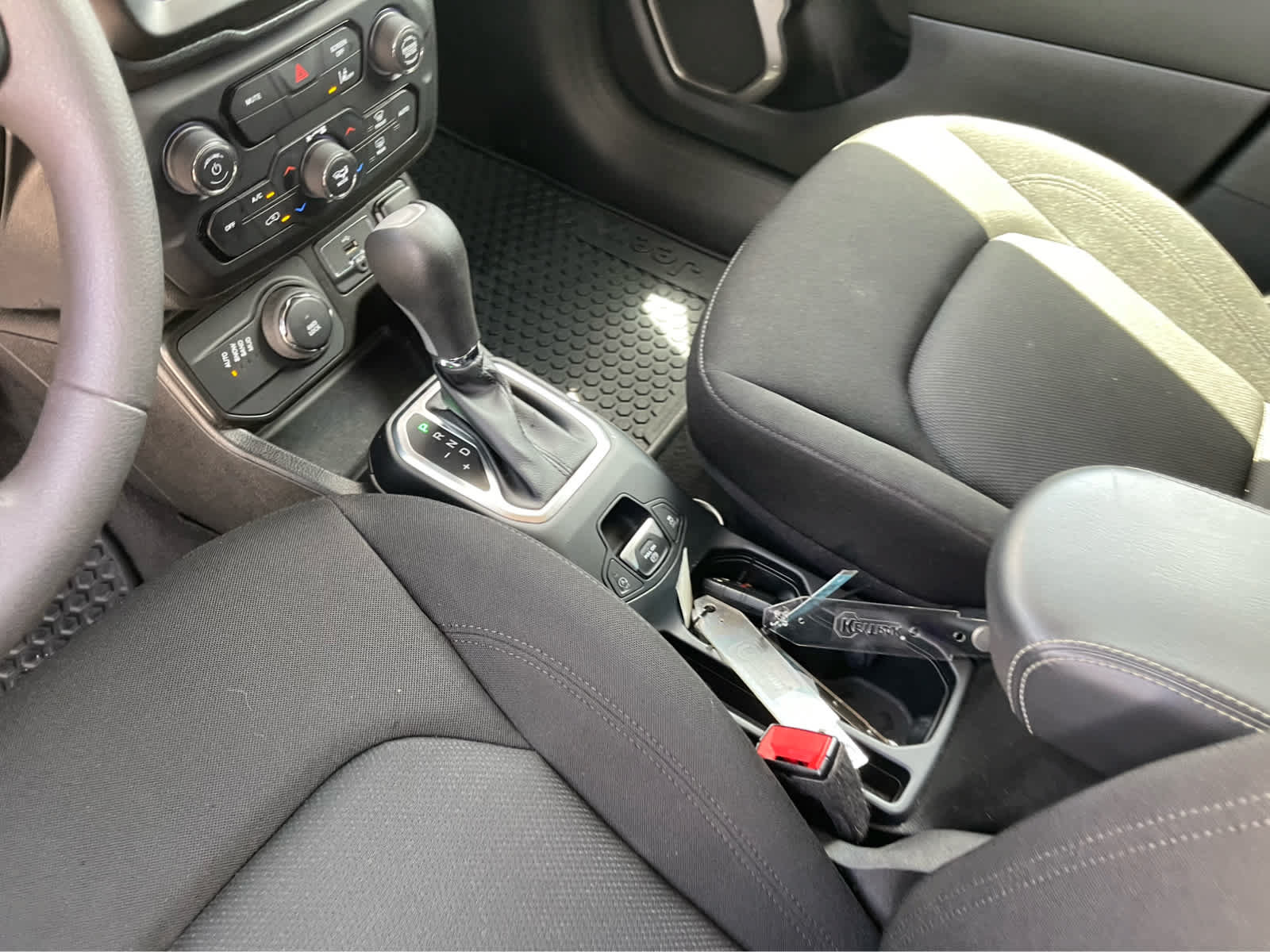 Used 2023 Jeep Renegade Latitude AWD/4WD image 17