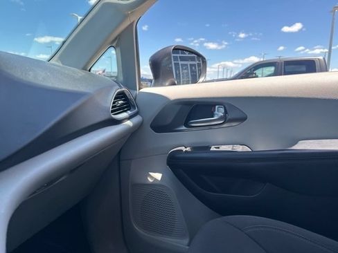 Used 2020 Chrysler Pacifica Touring FWD image 12