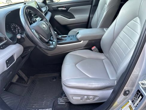 Used 2020 Toyota Highlander XLE FWD image 14
