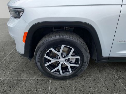 Used 2024 Jeep Grand Cherokee L Limited w/ Luxury Tech Group II AWD/4WD image 14