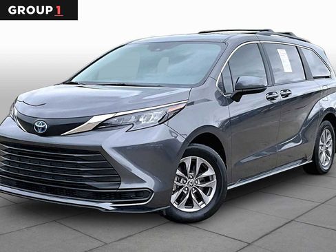 Used 2025 Toyota Sienna LE FWD image 1