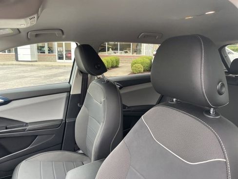 Used 2024 Volkswagen Taos SE image 4