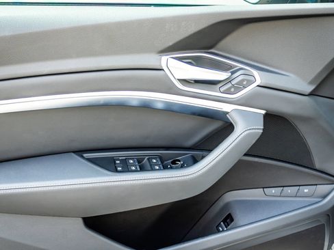 Used 2022 Audi e-tron Premium AWD/4WD image 24