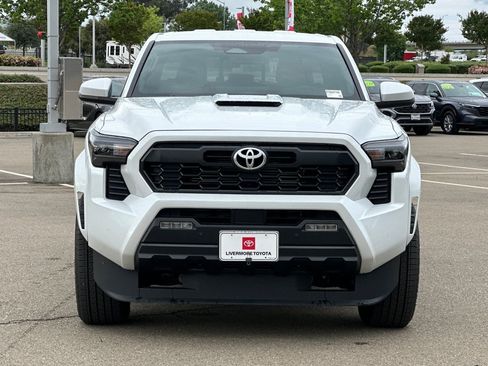 Used 2025 Toyota Tacoma TRD Sport w/ TRD Sport Upgrade Package image 9