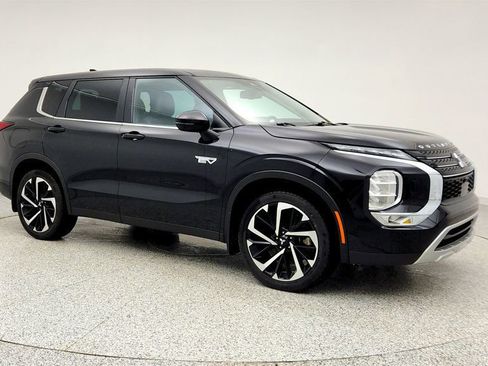 Used 2023 Mitsubishi Outlander SE image 3