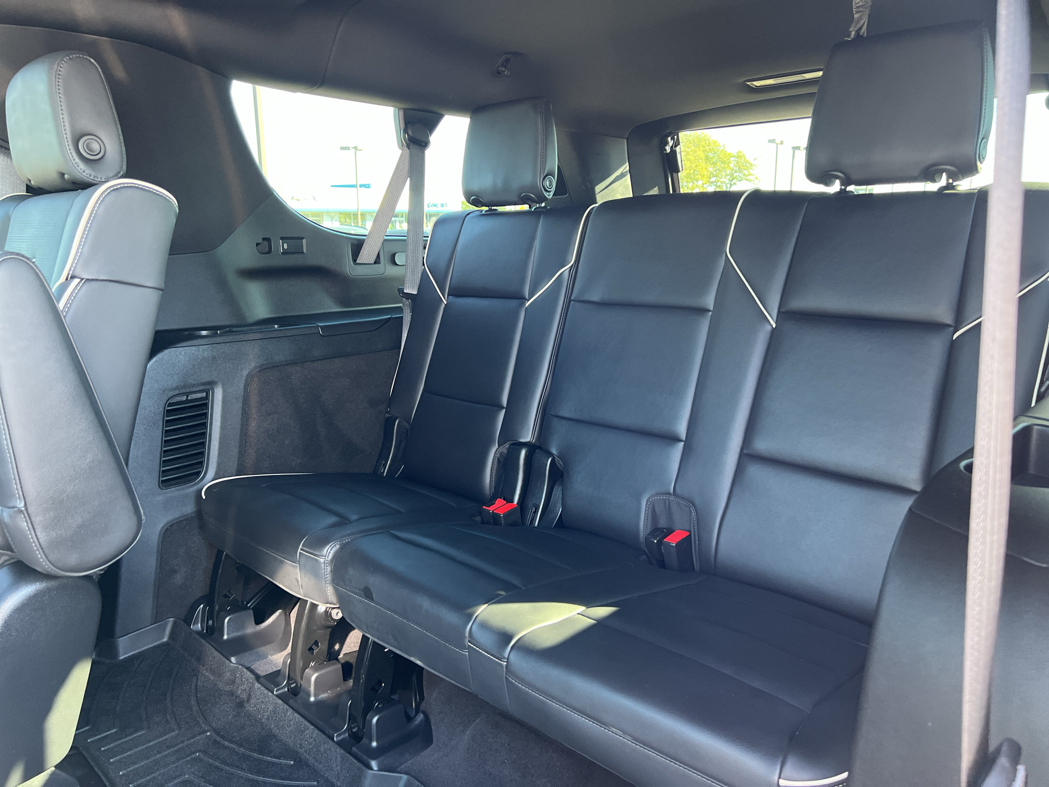 Used 2023 Cadillac Escalade ESV Premium Luxury AWD/4WD image 4