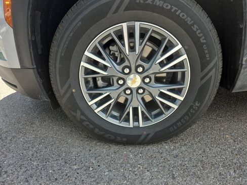Used 2025 Chevrolet Traverse LT FWD image 2