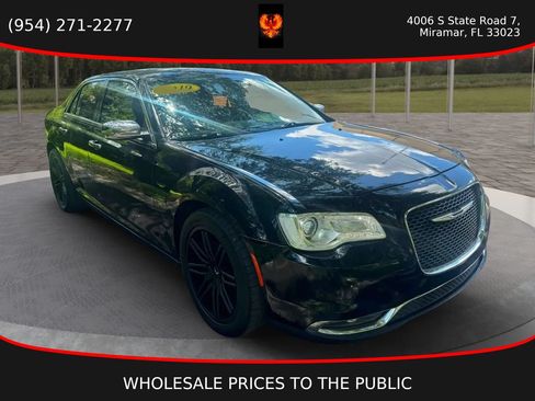 Used 2017 Chrysler 300 C RWD image 3