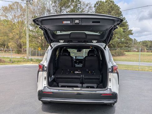 Used 2025 Toyota Sienna Platinum AWD/4WD image 30