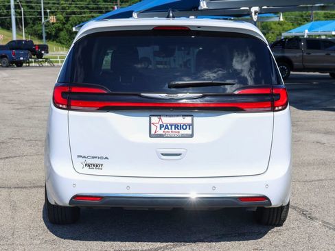 Used 2024 Chrysler Pacifica Touring-L FWD image 28
