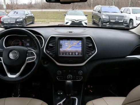 Used 2017 Jeep Cherokee Limited image 46
