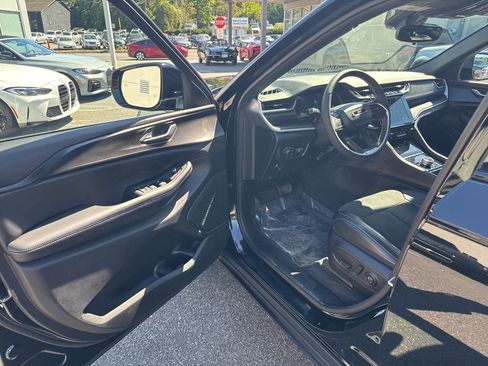 Used 2023 Jeep Grand Cherokee Altitude image 14