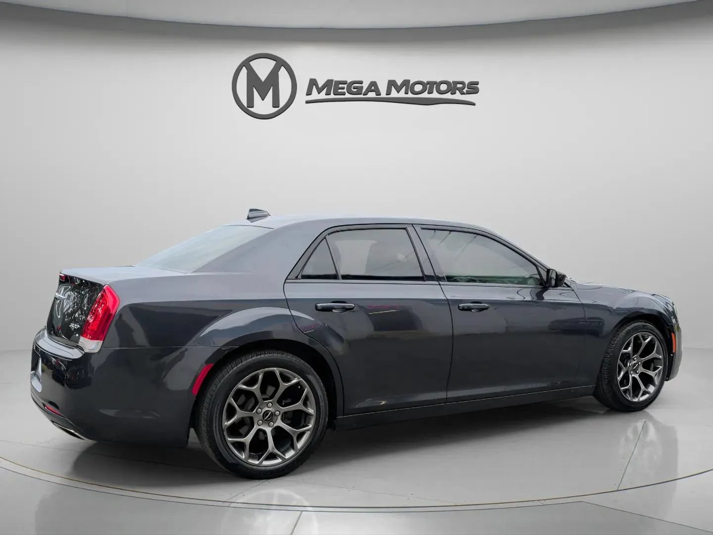 Used 2018 Chrysler 300 Touring w/ Sport Appearance Package RWD image 8