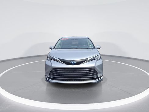 Used 2021 Toyota Sienna XLE FWD image 3