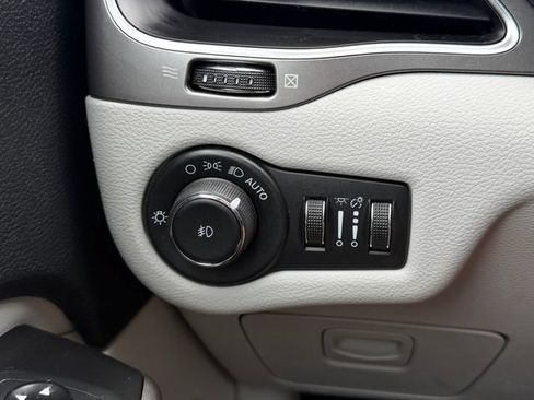 Used 2021 Jeep Cherokee Latitude Plus FWD image 29