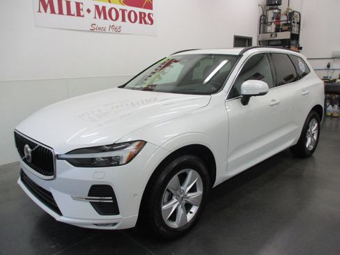 Used 2022 Volvo XC60 B5 Momentum image 3