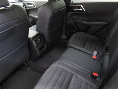 New 2025 Mitsubishi Outlander SE image 21