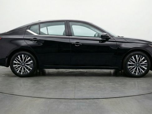 Used 2025 Nissan Altima 2.5 SV FWD image 11