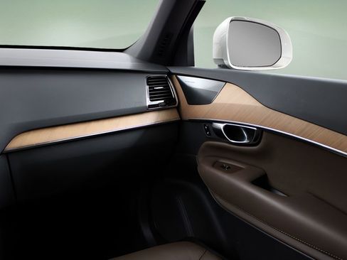 Used 2023 Volvo XC90 B5 Plus w/ Protection Package Premier image 22