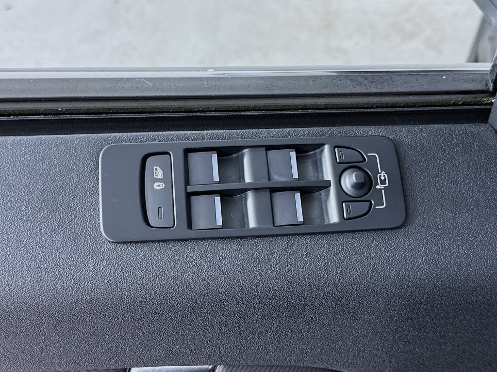 Used 2022 Land Rover Discovery Sport SE R-Dynamic AWD/4WD image 18