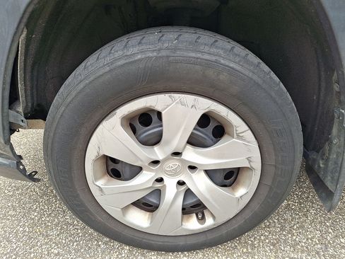 Used 2021 Toyota RAV4 LE AWD/4WD image 3