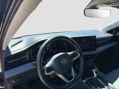 Used 2025 Volkswagen Jetta SE FWD image 11