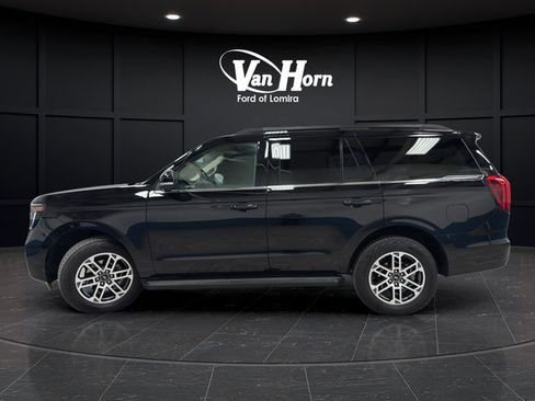 Used 2025 Ford Expedition Active AWD/4WD image 4