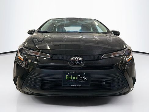 Used 2025 Toyota Corolla LE FWD image 2