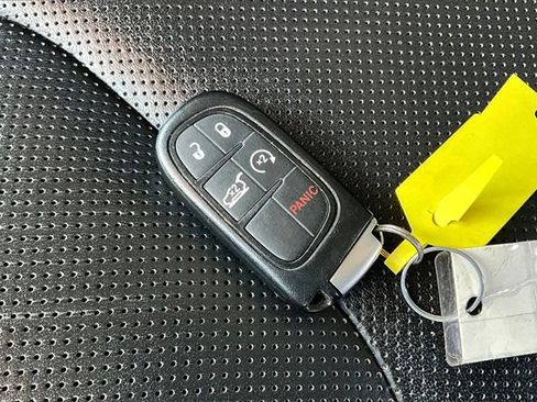 Used 2019 Jeep Cherokee Limited image 32