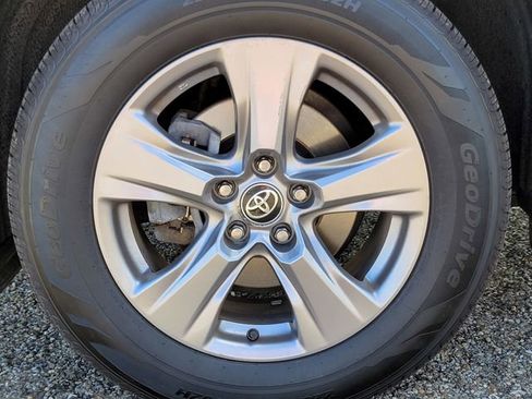 Used 2022 Toyota RAV4 XLE image 13