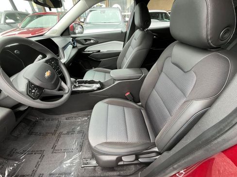 Used 2025 Chevrolet Trax LT image 28