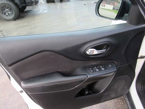 Used 2016 Jeep Cherokee Sport w/ Cold Weather Group image 12