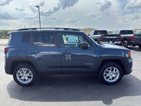 Used 2023 Jeep Renegade Latitude w/ Sun & Fun Group AWD/4WD image 4