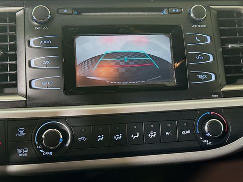 Used 2019 Toyota Highlander LE FWD image 24