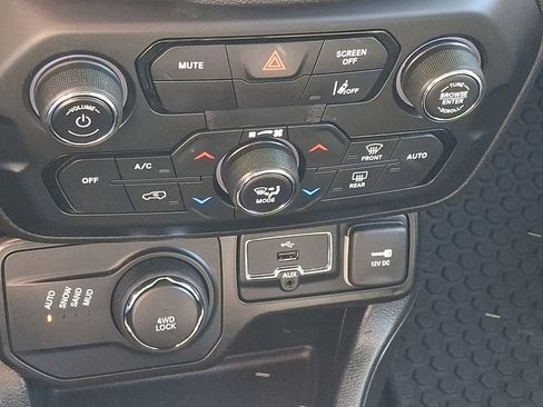 Used 2023 Jeep Renegade Latitude AWD/4WD image 19