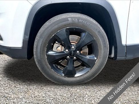 Used 2019 Jeep Cherokee Latitude Plus AWD/4WD image 7