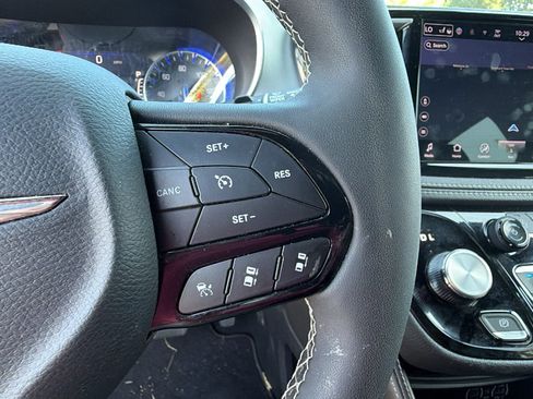 Used 2025 Chrysler Pacifica Limited FWD image 29