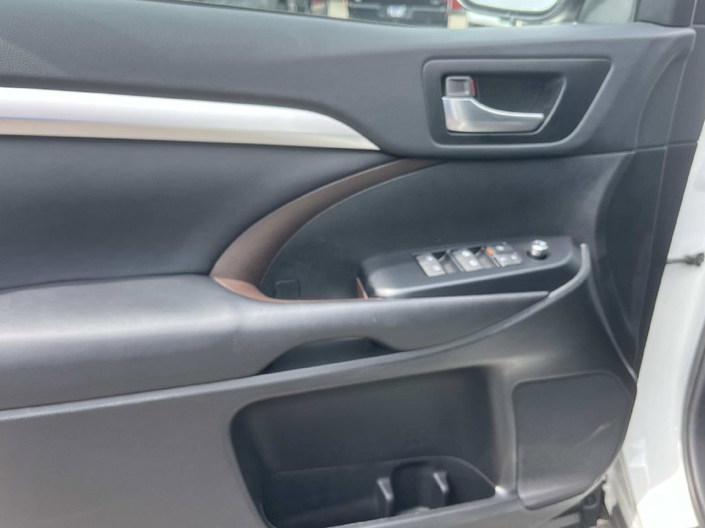 Used 2019 Toyota Highlander XLE FWD image 32