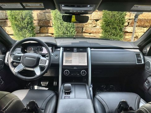 Certified 2025 Land Rover Discovery Metropolitan Edition image 12