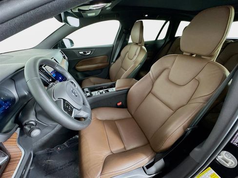 Used 2025 Volvo V60 B5 Cross Country Plus image 12