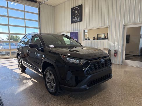 Used 2022 Toyota RAV4 LE AWD/4WD image 6