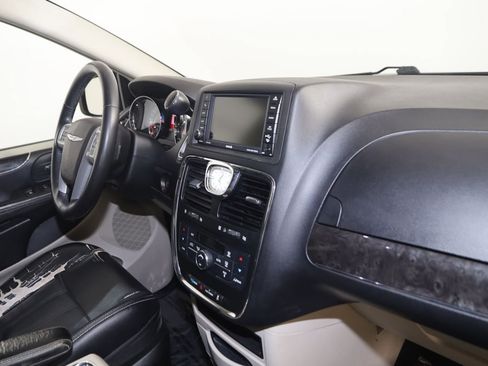 Used 2013 Chrysler Town & Country Touring FWD image 38
