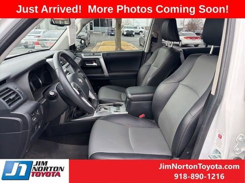 Used 2017 Toyota 4Runner SR5 Premium image 9