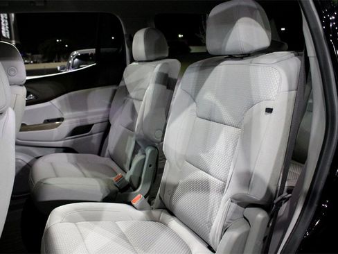 Used 2023 GMC Acadia SLE w/ Driver Convenience Package image 28