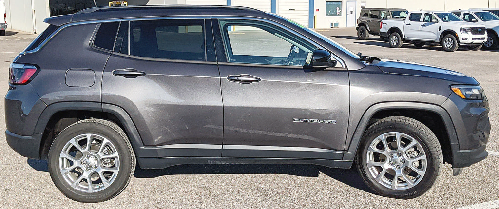Used 2022 Jeep Compass Latitude AWD/4WD image 2