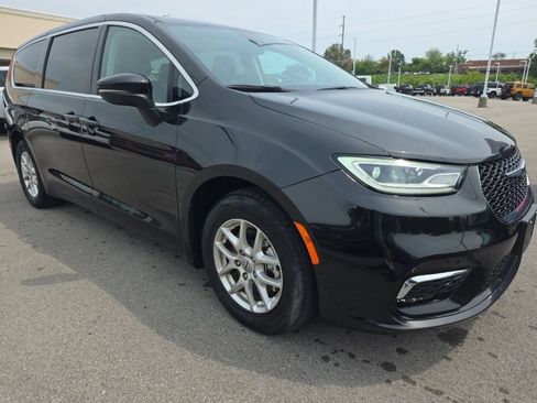 Used 2023 Chrysler Pacifica Touring-L FWD image 3